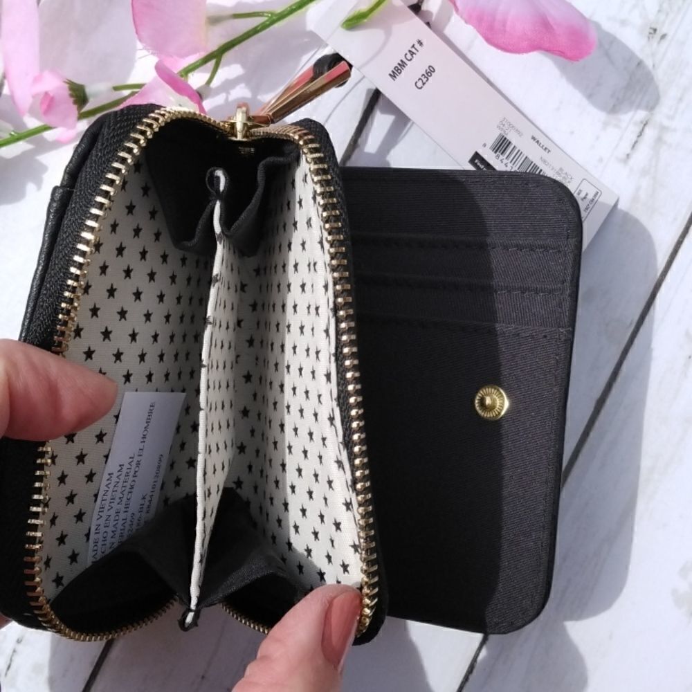 Small Key Chain Wallet With Heart Hardware - Picture 3 of 5